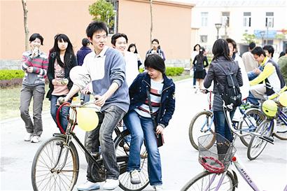 对面的<em>女孩</em>请上车<em>女生节男生</em>专车接送_农博